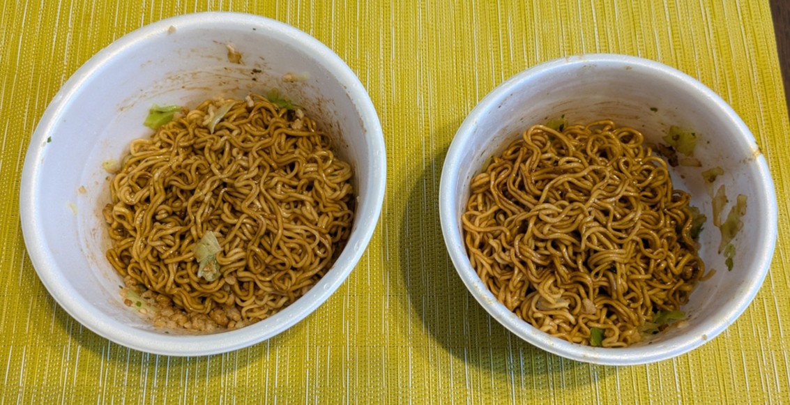 BASE YAKISOBA(ソース焼きそば)完成 左側:旧パッケージ 右側:新パッケージ