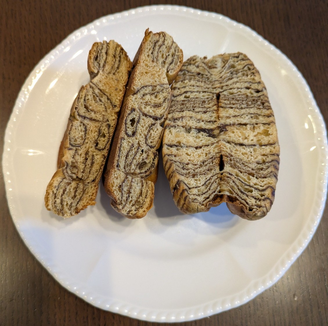 左が旧型、右が新型のチョコ味断面