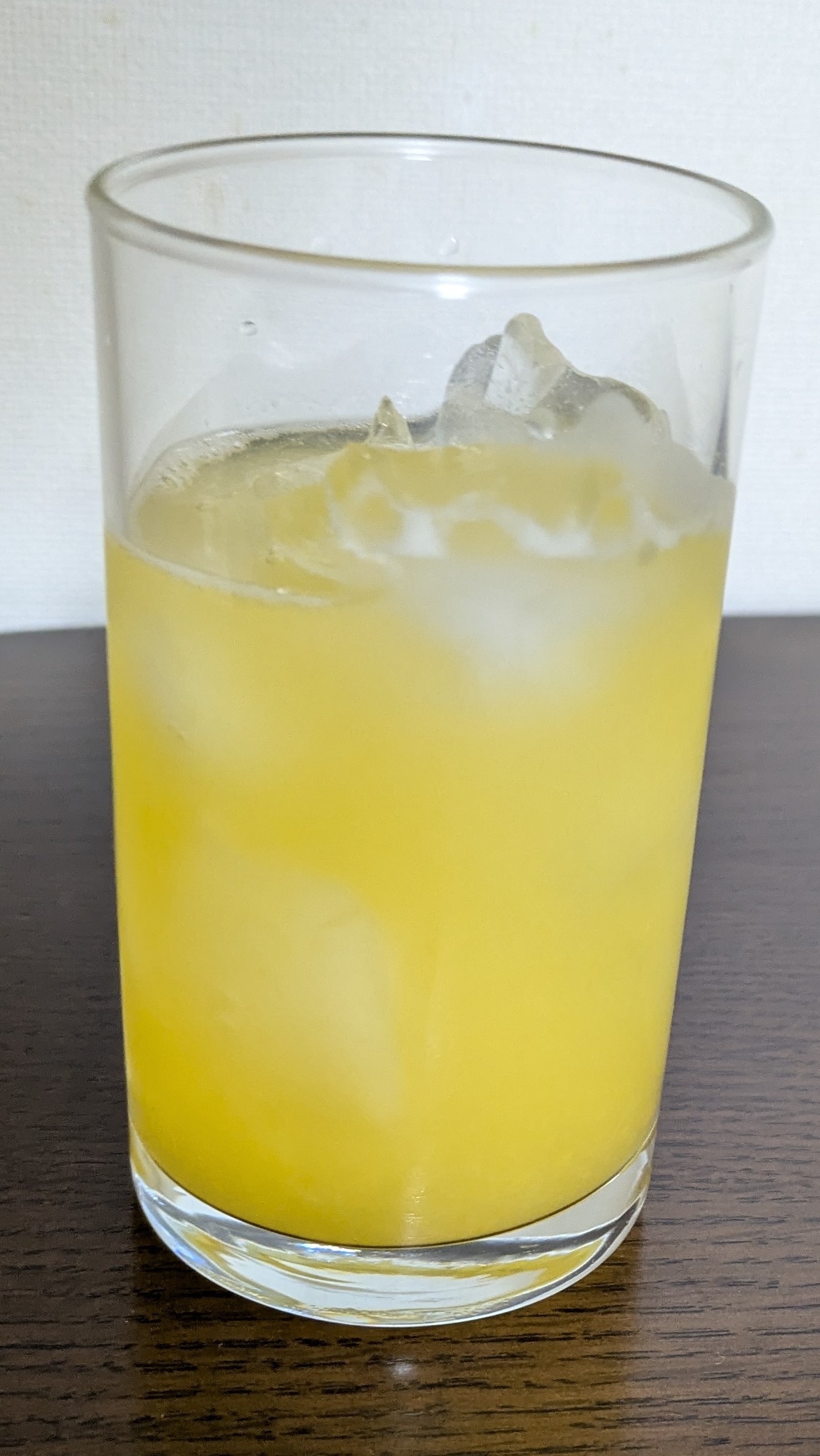 グラスに注いだ炭酸割り「あらごしパイン」